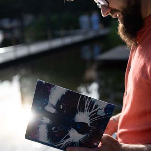 Manu ojeando uno de los libros personalizados