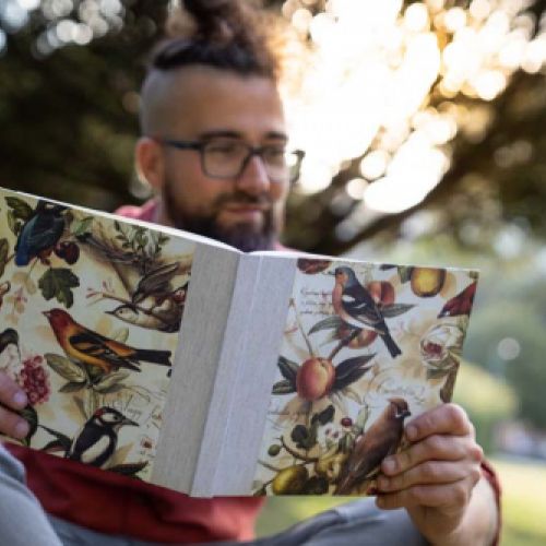 Manu ojeando uno de los libros personalizados